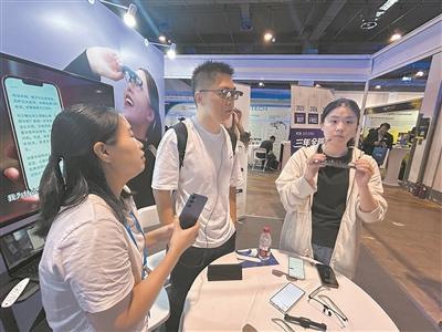pg电子娱乐官网让无声天下“可视”使驾考锻炼无忧——将来糊口智能终端齐聚VRAR(图1)